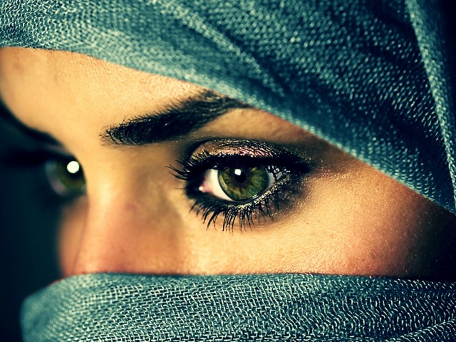 Зеленые глаза девушки в накидке 640x480
