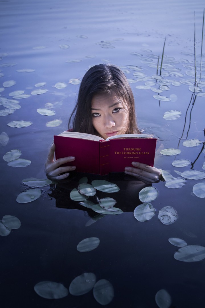 Азиатка с книгой в озере 720x1080