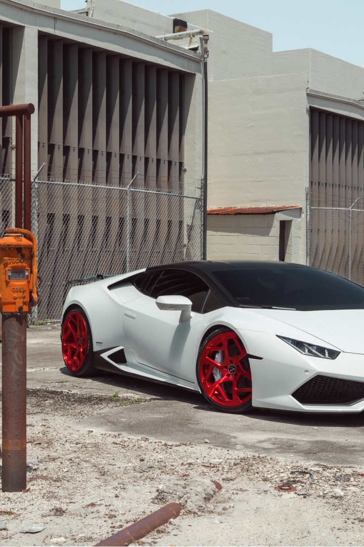Белая Lamborghini Huracan с красными дисками 720x1080