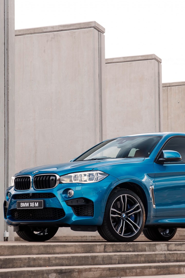 BMW X6 M 2016 синего цвета 720x1080