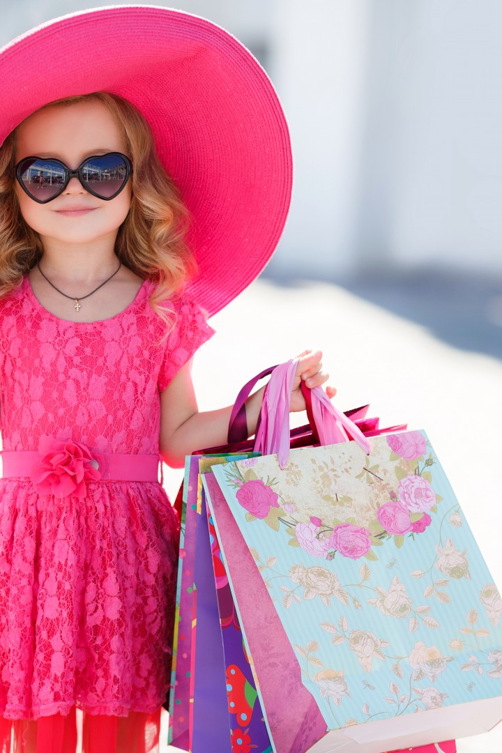 Девочка в розовом платье и шляпе 720x1080