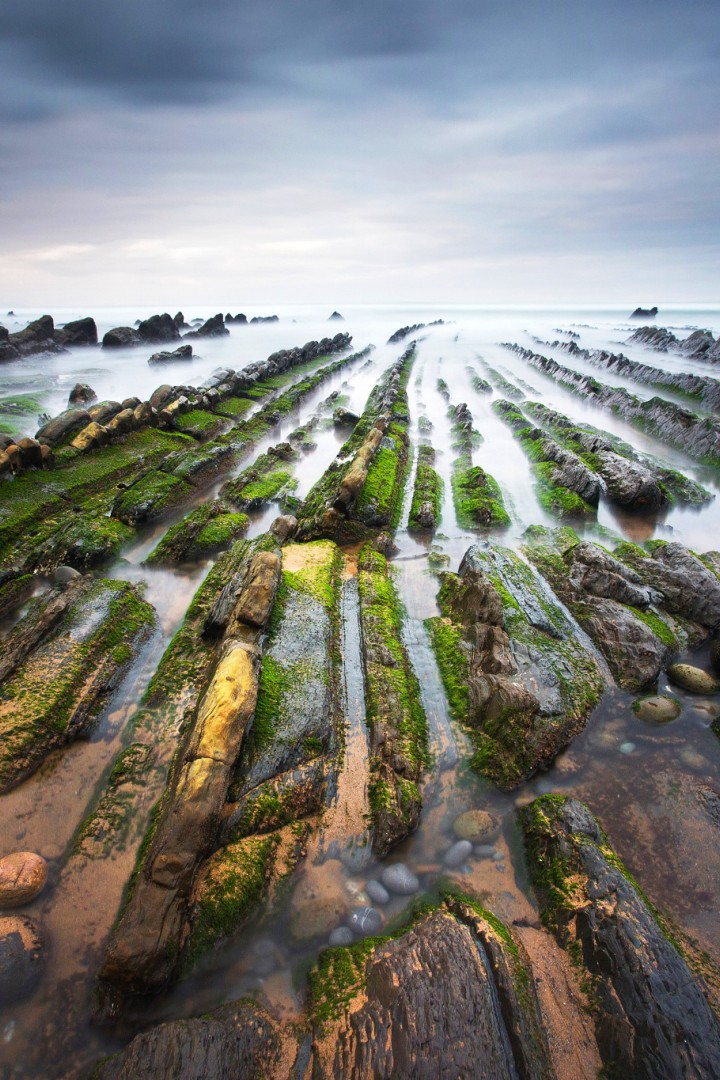 Каменистый берег Бискайского залива 720x1080
