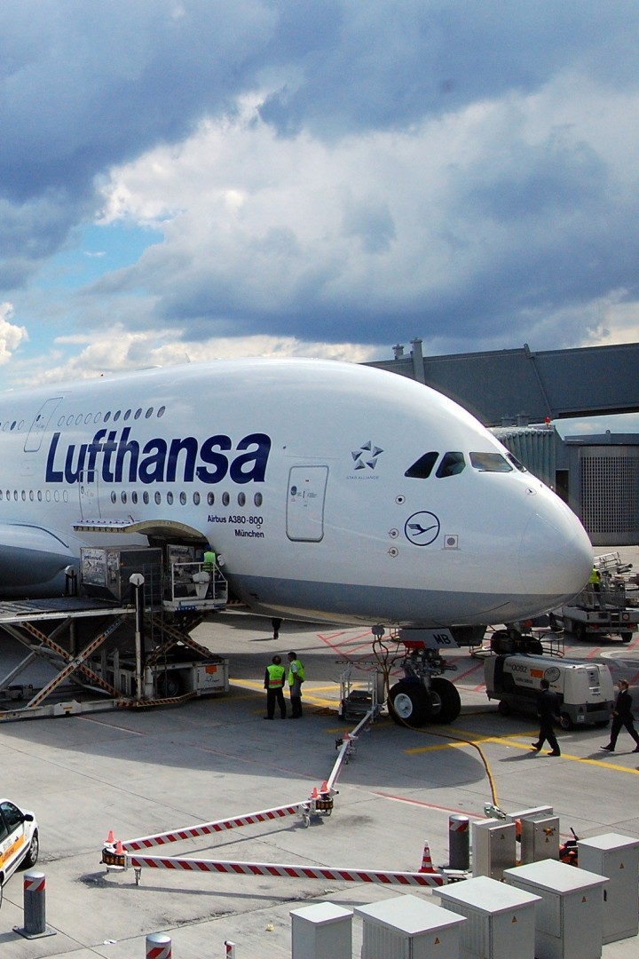 Самолет Lufthansa в аэропорту 720x1080