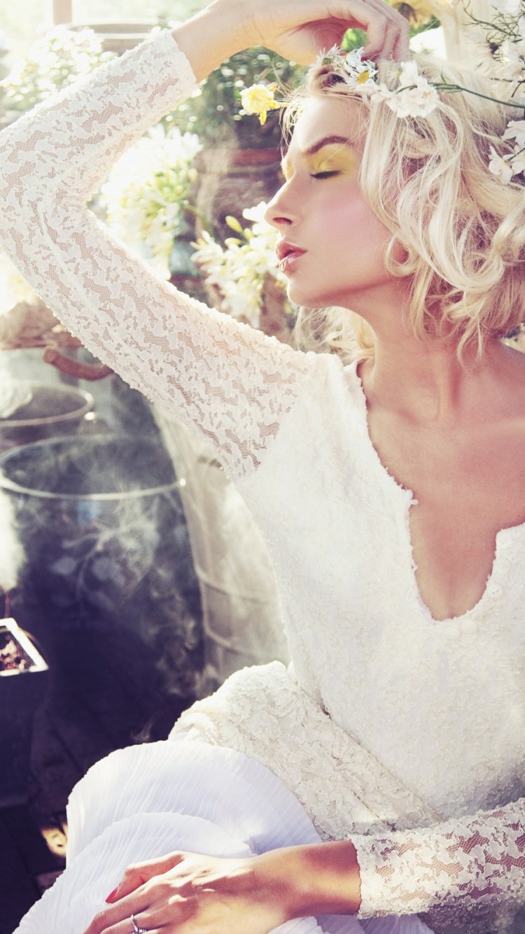 Блондинка с цветами в белом платье 750x1334