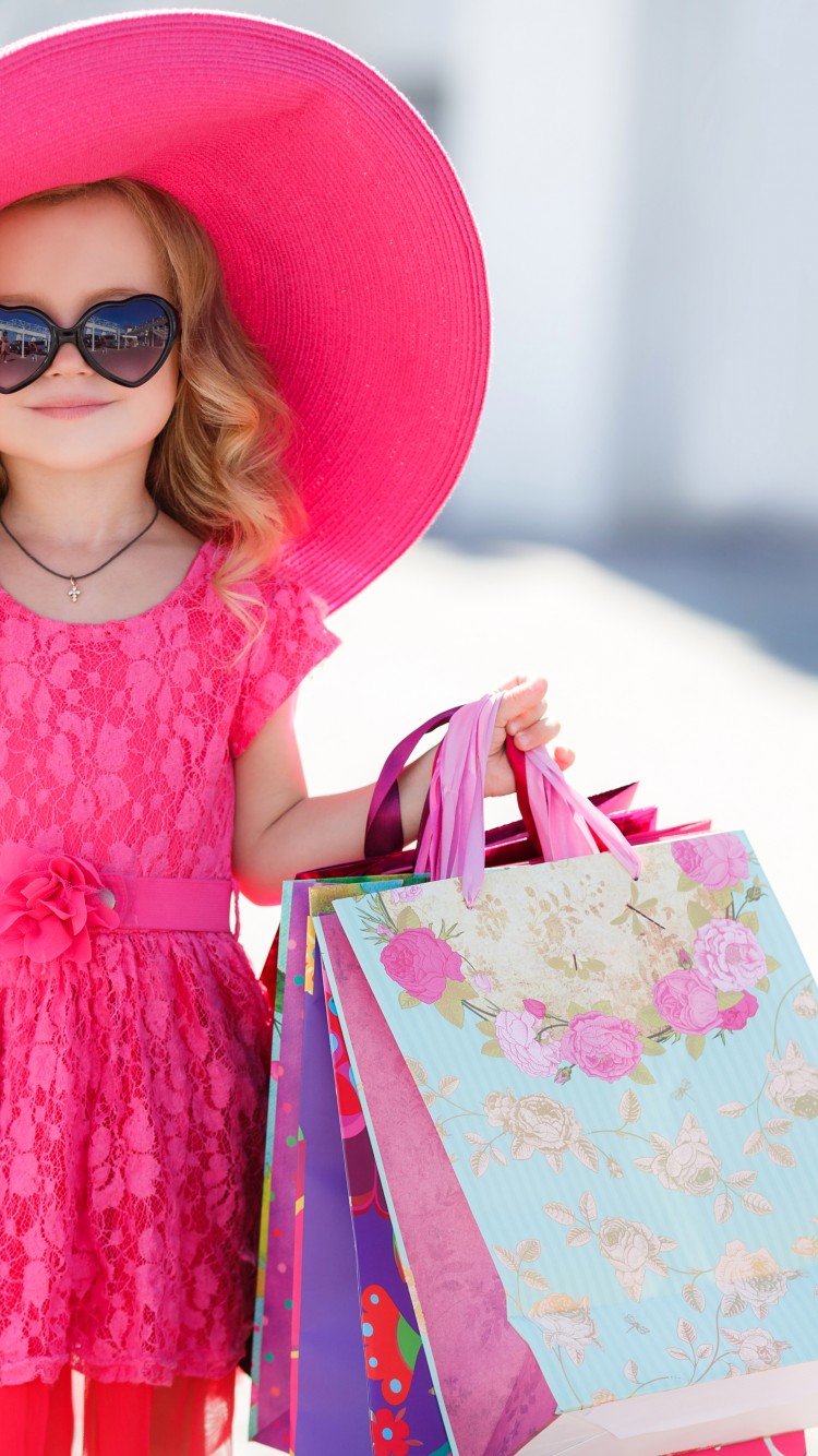 Девочка в розовом платье и шляпе 750x1334