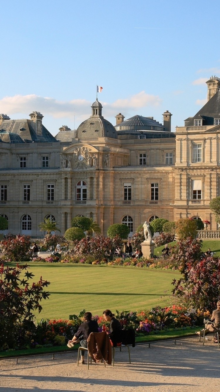Люксембургский дворец в Париже 750x1334