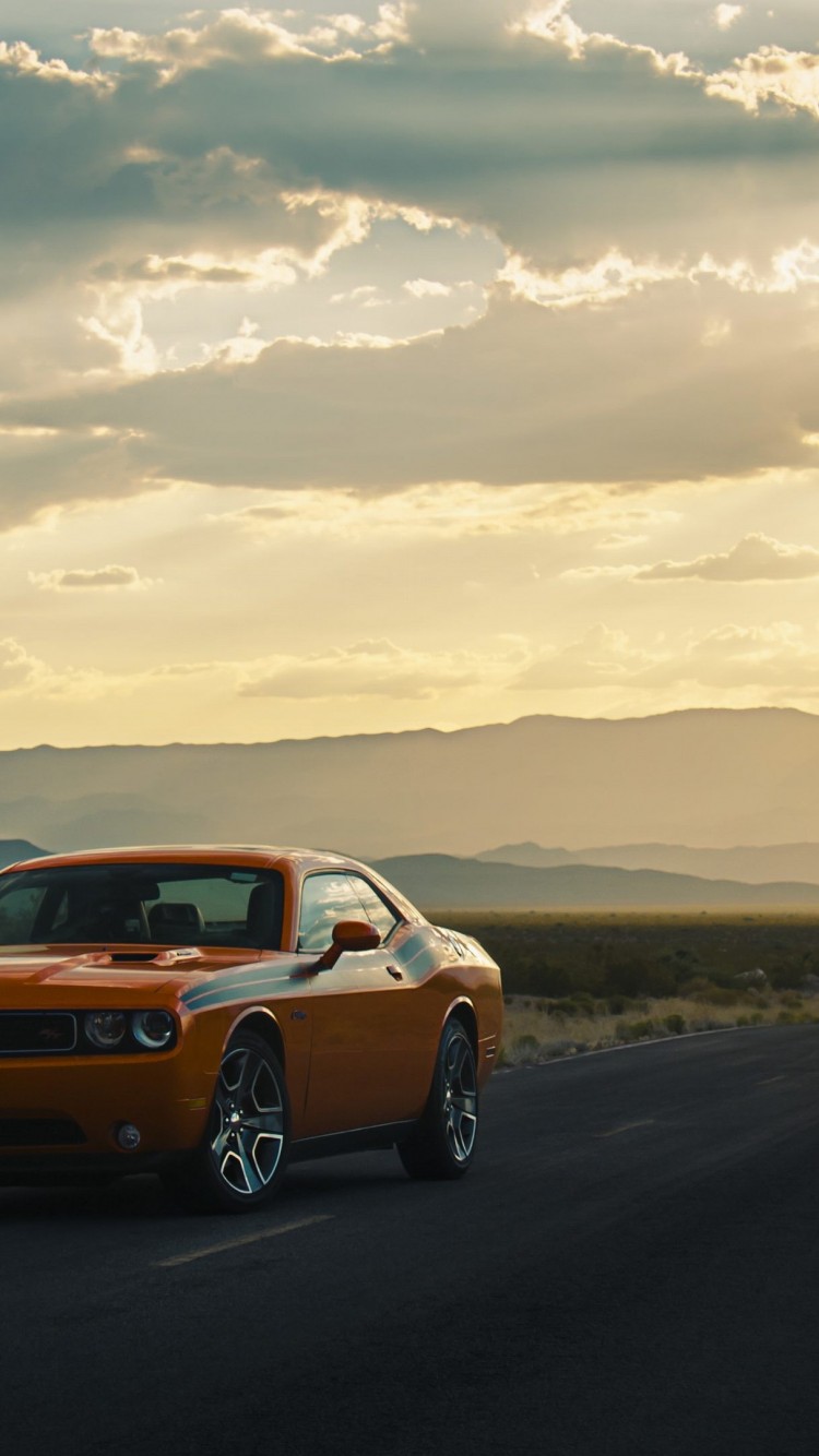 Оранжевый Dodge Challenger на пустынной дороге 750x1334