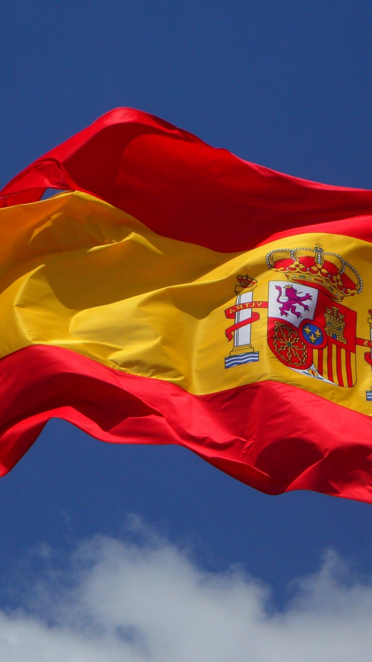 Развевающийся испанский флаг на фоне неба 750x1334