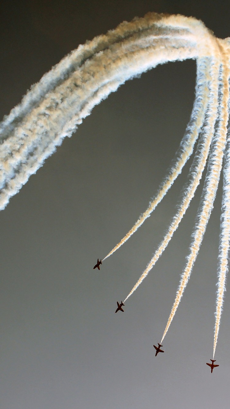 Самолеты пускают дым в небе 750x1334