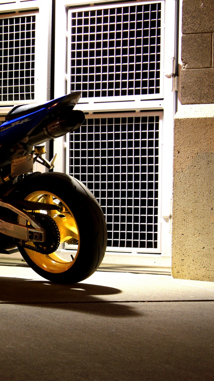 Спортивный байк Honda 750x1334
