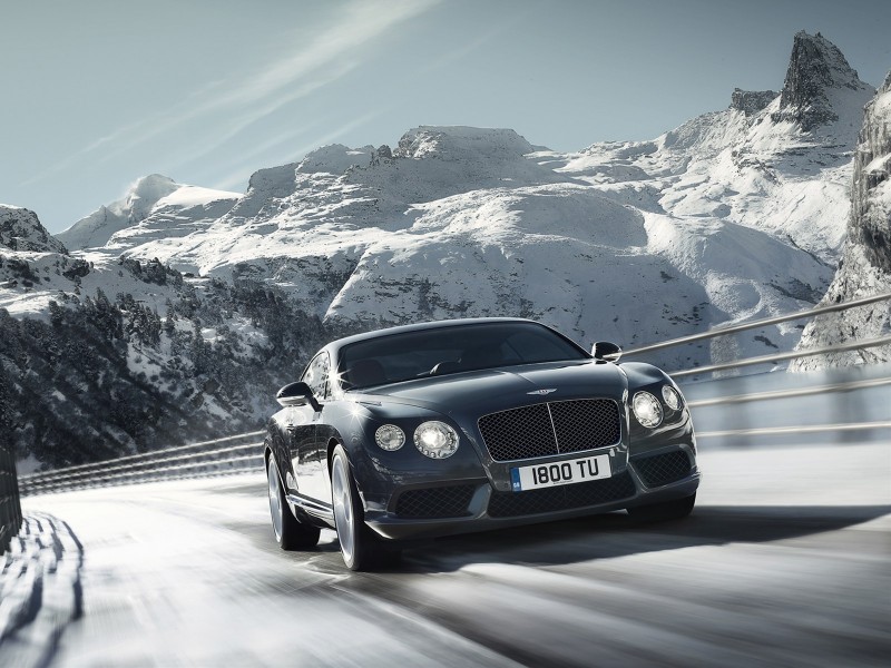 Bentley на зимней дороге 800x600