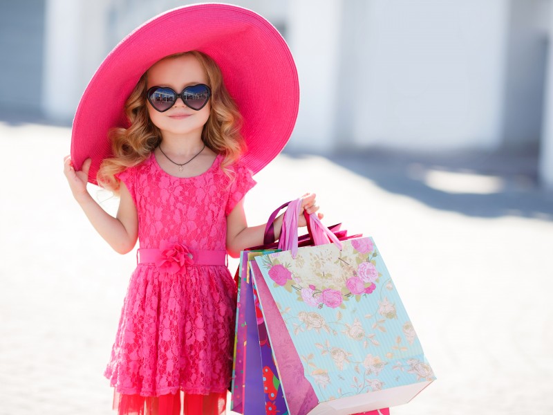 Девочка в розовом платье и шляпе 800x600