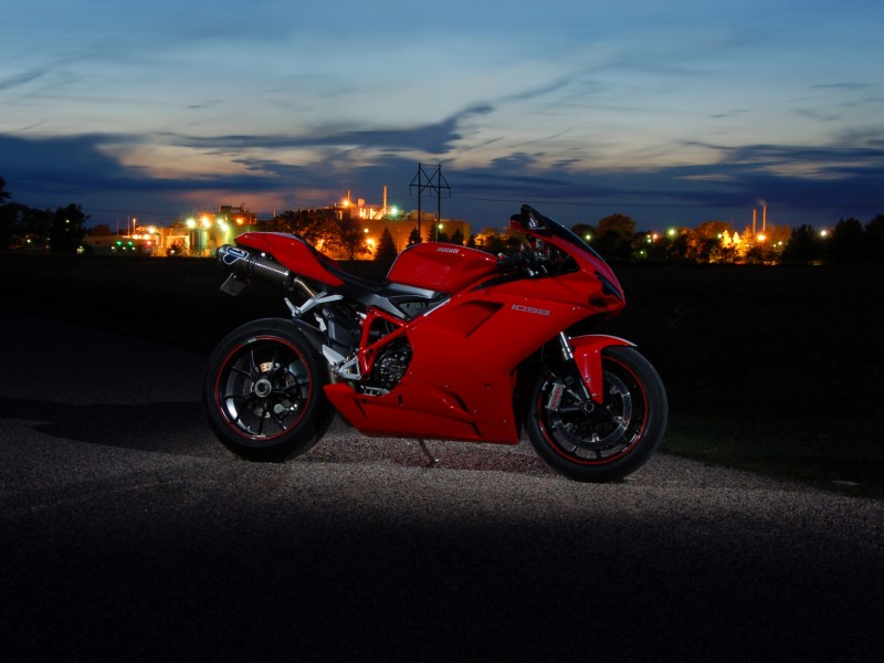Красный мотоцикл Ducati 800x600