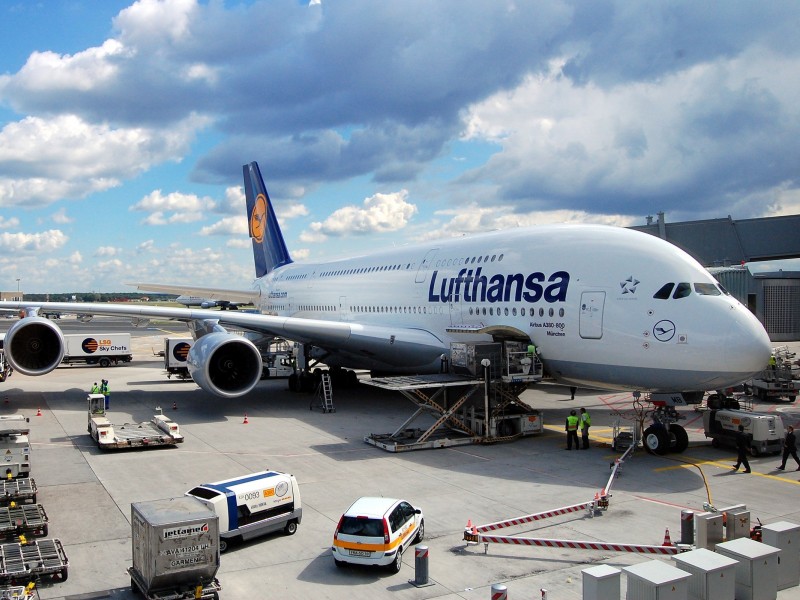 Самолет Lufthansa в аэропорту 800x600