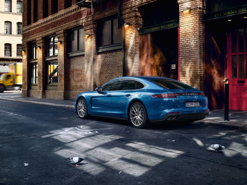 Синий Porsche Panamera на улице 800x600